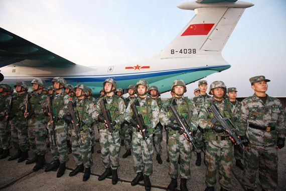 中方参训部队乘机抵印后列队.新华军事记者李刚