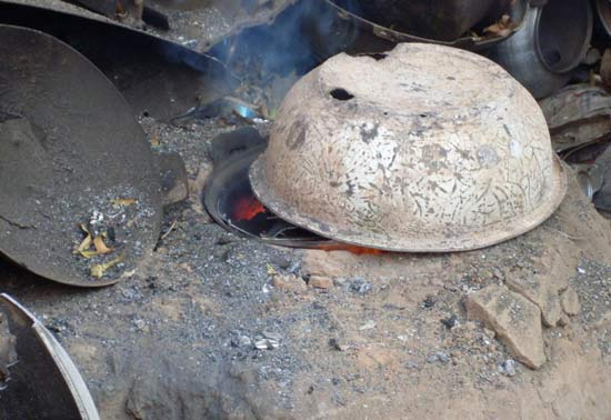 组图:实拍农民工匠铸铝锅的全过程_组图:实拍
