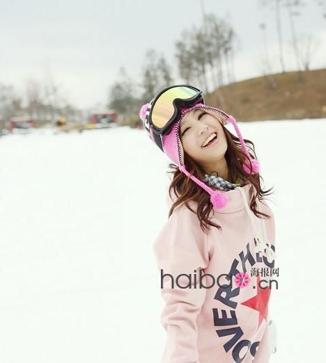 戴个毛茸茸的手套去滑雪_学搭配 羽绒服 围巾