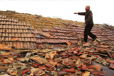 10余蒙面人深夜打砸两平房掀掉屋顶瓦(图)