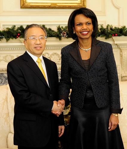 进行工作访问的中国国务委员戴秉国(左)在华盛顿会见美国国务卿赖斯