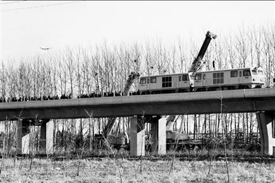 检修车脱轨 北京机场快轨双向停运10小时(图)_