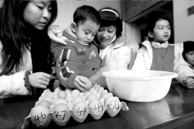 宝宝孵小鸡(图)