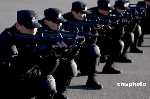 巡特警正在进行操枪战术表演 图片来源:中国新闻网