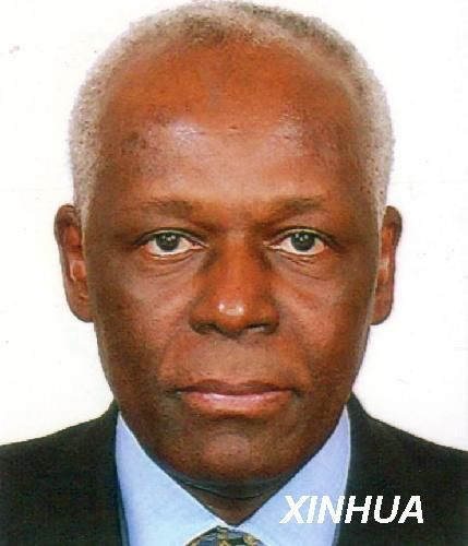 新闻人物:安哥拉总统多斯桑托斯(图)