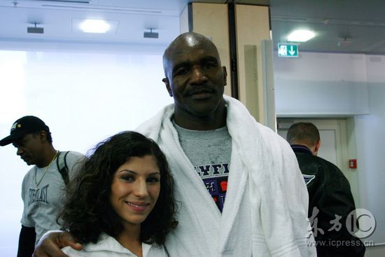 组图:46岁霍利菲尔德出山 苦练备战瓦鲁耶夫_