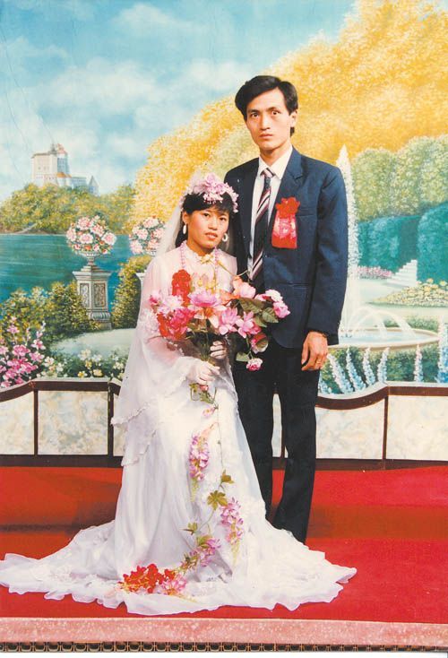 1986年 在照相馆里拍了第一代彩色婚纱照.1991年 过年了.