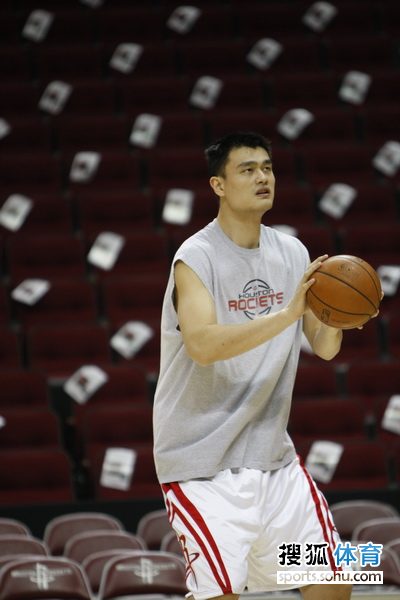 图文nba火箭备战掘金姚明练习投篮