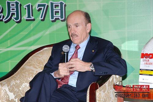 伊格纳罗博士讲演现场