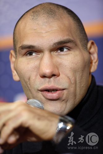 组图:霍利菲尔德瓦鲁耶夫出席赛前发布会_霍利