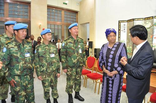 利比里亚总统为中国第七批维和部队官兵送行