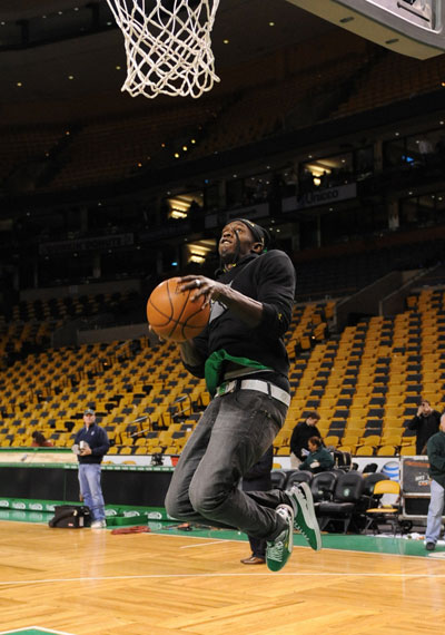 组图:博尔特访问凯尔特人 获赠球衣表演扣篮_