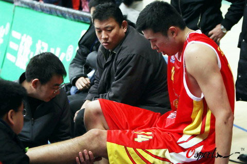 组图:上海vs八一 王治郅膝关节严重受伤下场_王