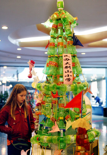 创意十足的环保圣诞树组图