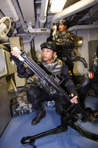 组图:中国海军特战精英配先进武器打海盗