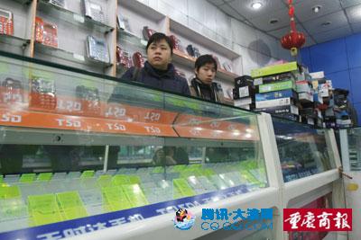 快讯:小偷凌晨光顾手机店 千部手机被盗(图)_快