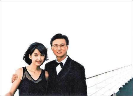 (资料图)尽管倪震拖着周慧敏高调"晒幸福",但"第三者"张茆仍旧不死心