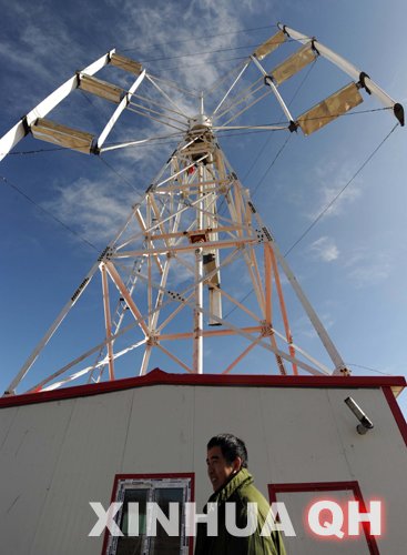 12月26日,一名技术人员经过垂直轴风力发电机.新华社记者侯德强摄