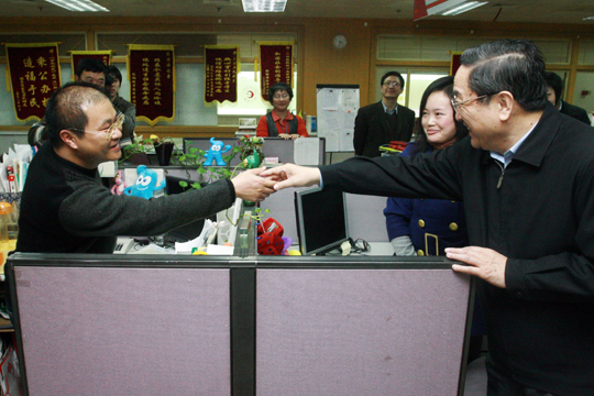 俞正声视察文新集团报业新媒体(组图)_俞正声