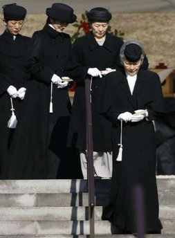 日本昭和天皇去世20年天皇祭拜皇陵图