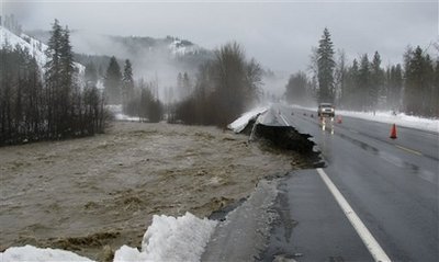 美国华盛顿州积雪融化变洪水3万人撤离(组图)