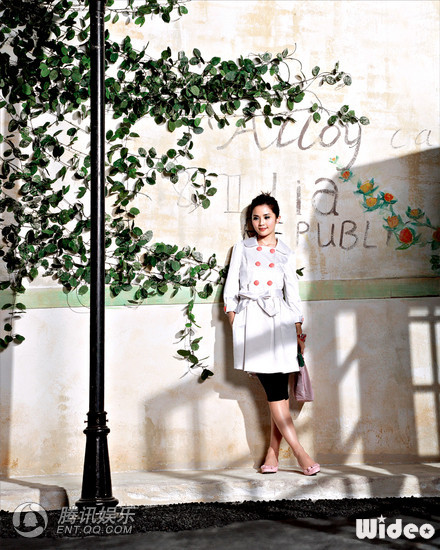 组图:蔡卓妍赚人民币过肥年 人造海滩上拍广告