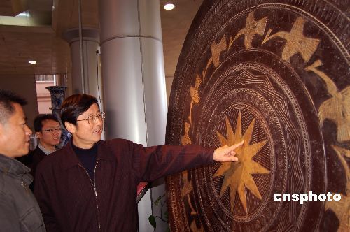 图:广西壮族农民铸就一吨多重铜鼓