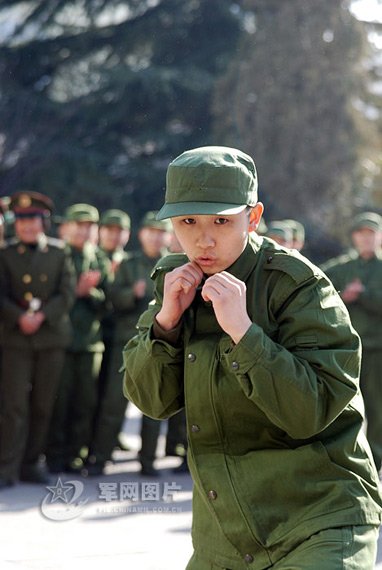 组图:解放军<em>女子新兵连</em>的散打高手展示武艺_组