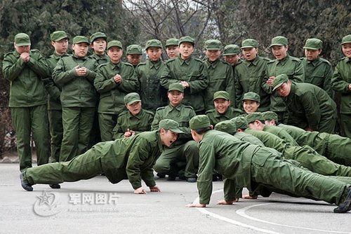 组图:解放军<em>女子新兵连</em>的散打高手展示武艺_组