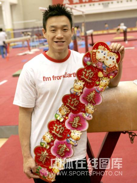从左至右分别为:杨威,黄旭,陈一冰,邹凯2009牛年即将到来,中国体操队