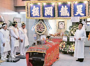 明爱医院失救事件死者出殡 遗孀委律师追讨赔偿