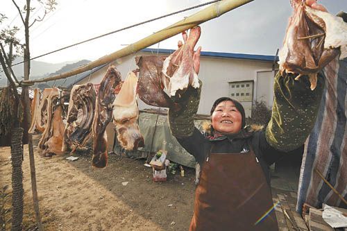 北川擂鼓镇胜利村居民王素碧在晾晒为春节准备的腊肉