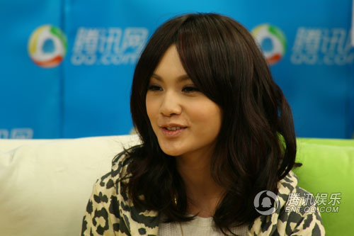 杨丞琳自曝写东西很黑暗 称家教严擅长减压(图