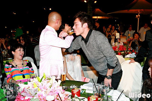 组图:张卫健大婚吻韩红 许志安郑秀文冷面交谈