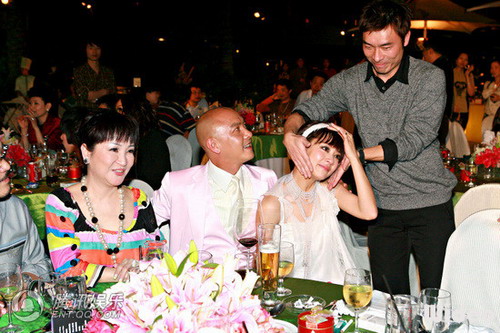 组图:张卫健大婚吻韩红 许志安郑秀文冷面交谈