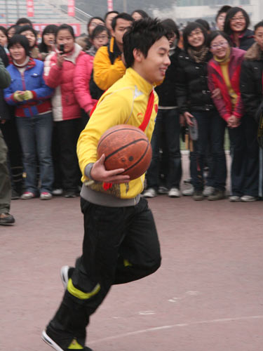组图:邹凯家乡大秀球技 自称最爱街舞和篮球