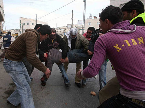 一名巴勒斯坦少年抗议时被以军打死(组图)