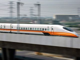 台湾高铁两辆工程车发生对撞事故 造成