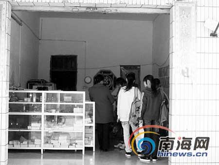 两<em>女孩</em>被怀疑偷<em>金戒指</em> 遭店主扒光搜身(组图)_