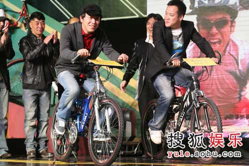 《疯狂的赛车》冲击1亿票房 构思源于父亲车店