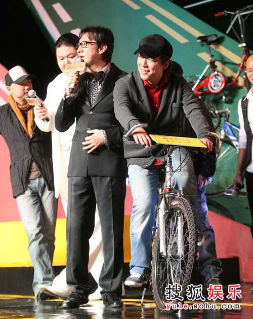 《疯狂的赛车》冲击1亿票房 构思源于父亲车店