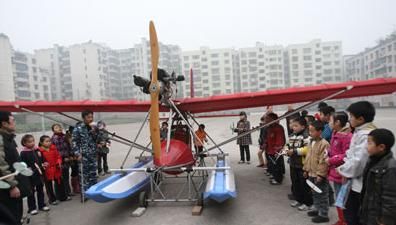 小伙自制水上飞机在学校办航展图