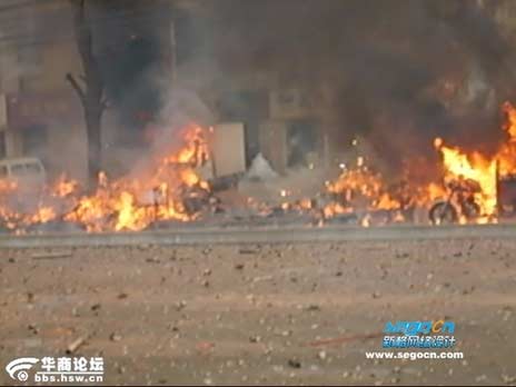 西安高新区百米炮摊发生连环爆炸(组图)