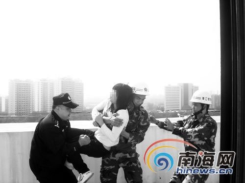 <em>16岁少女</em>被轮奸遭家人排斥 10天四次跳楼(图)