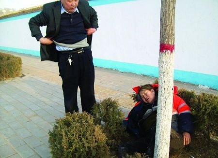 肇事者小便后又看了一眼环卫工人