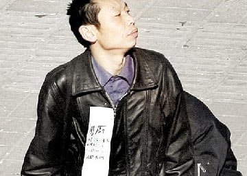 数百民工蹲守劳务市场 遇见招工飞奔向前(