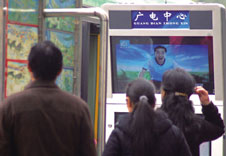 温州首台公交站台户外电视投入使用
