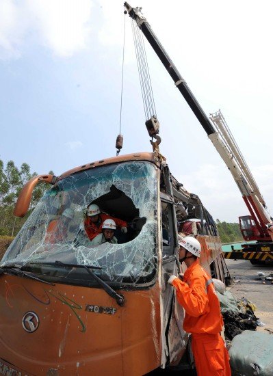 广西南北高速公路车祸已致12人死亡组图