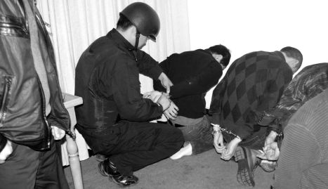 3月9日,荆州警方抓获数名嫌犯.