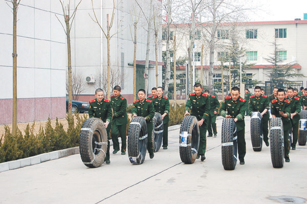武警警营业余文化生活 男兵女兵各有所乐